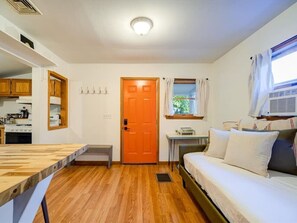 Desk, iron/ironing board, WiFi, bed sheets