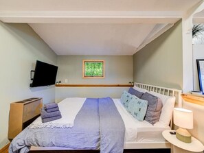 Escritorio, tabla de planchar con plancha, wifi y ropa de cama 