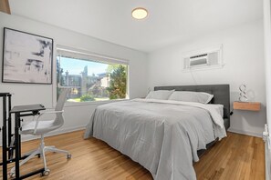 3 quartos, escrivaninha, ferros/tábuas de passar roupa