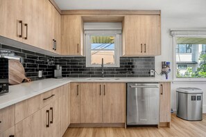 Microwave, oven, stovetop, dishwasher - 3bd Luxury Home:Steps to Calgary DT,River&Hospital (Calgary)