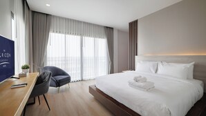 ห้องแฟมิลี่สำหรับสี่ท่าน, วิวสวนสาธารณะ | ตู้นิรภัยในห้อ  งพัก, โต๊ะทำงาน, พื้นที่ทำงานแบบใช้แล็ปท็อป, ผ้าม่านกันแสง