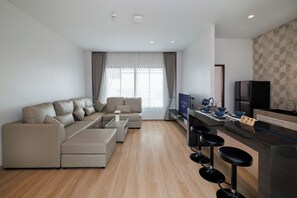 Familieværelse til 4 personer - parkudsigt | Pengeskab på værelset, skrivebord, arbejdsområde til bærbare computere