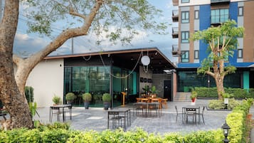 每日供应自助式早餐(每人 THB 250)
