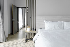 Habitación cuádruple familiar, vistas al parque | Caja fuerte, escritorio, espacio para trabajar con un portátil