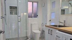 Hårføner, bidé, håndklær og såpe