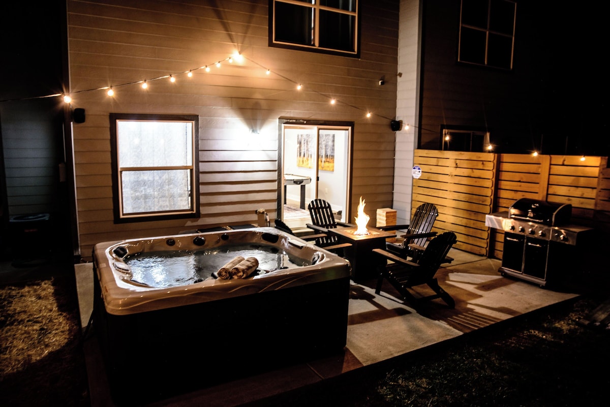 Spacious 3BD 2.5BA Retreat with Hot Tub & Fire Pit