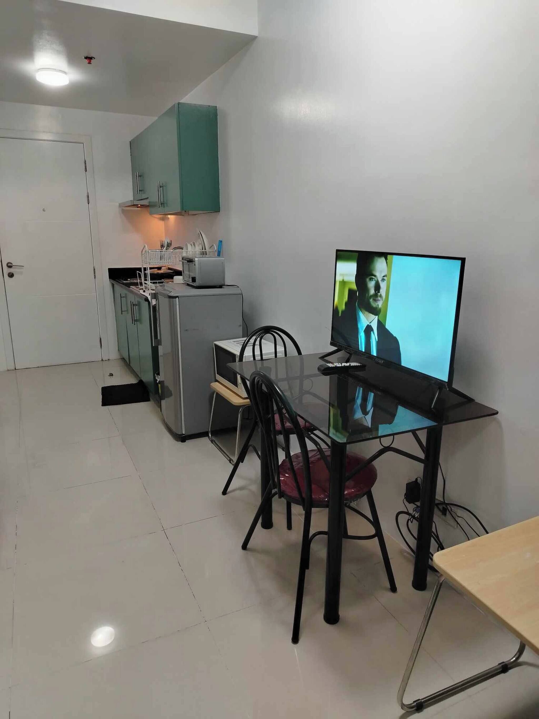 Fridge, microwave, stovetop