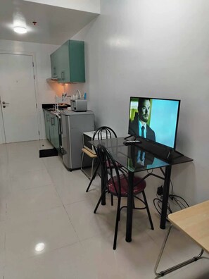 Fridge, microwave, stovetop