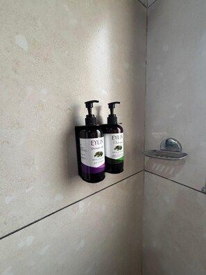 高级房 | 浴室 | 淋浴设施、毛巾、肥皂、洗发水