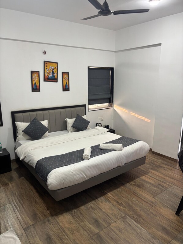 Free WiFi, bed sheets - Sunny Executive Satara (Satara)