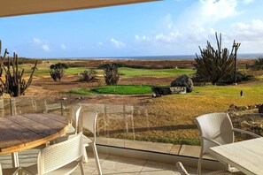 Outdoor dining - Diamante 77 Townhouse Gold Coast Escape by Bocobay (Noord)