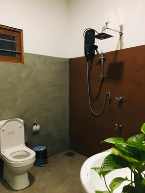 Shower, towels, soap, toilet paper - Cloudy Rest Mirissa Charming 1-bedroom house in amazing Mirissa with WiFi, AC (Mirissa)