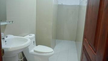 Comfort Quadruple Room, Garden View | Bathroom