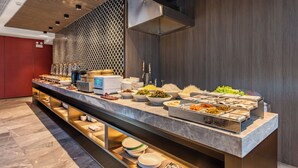Un buffet proposant une variété de plats et d’ustensiles.