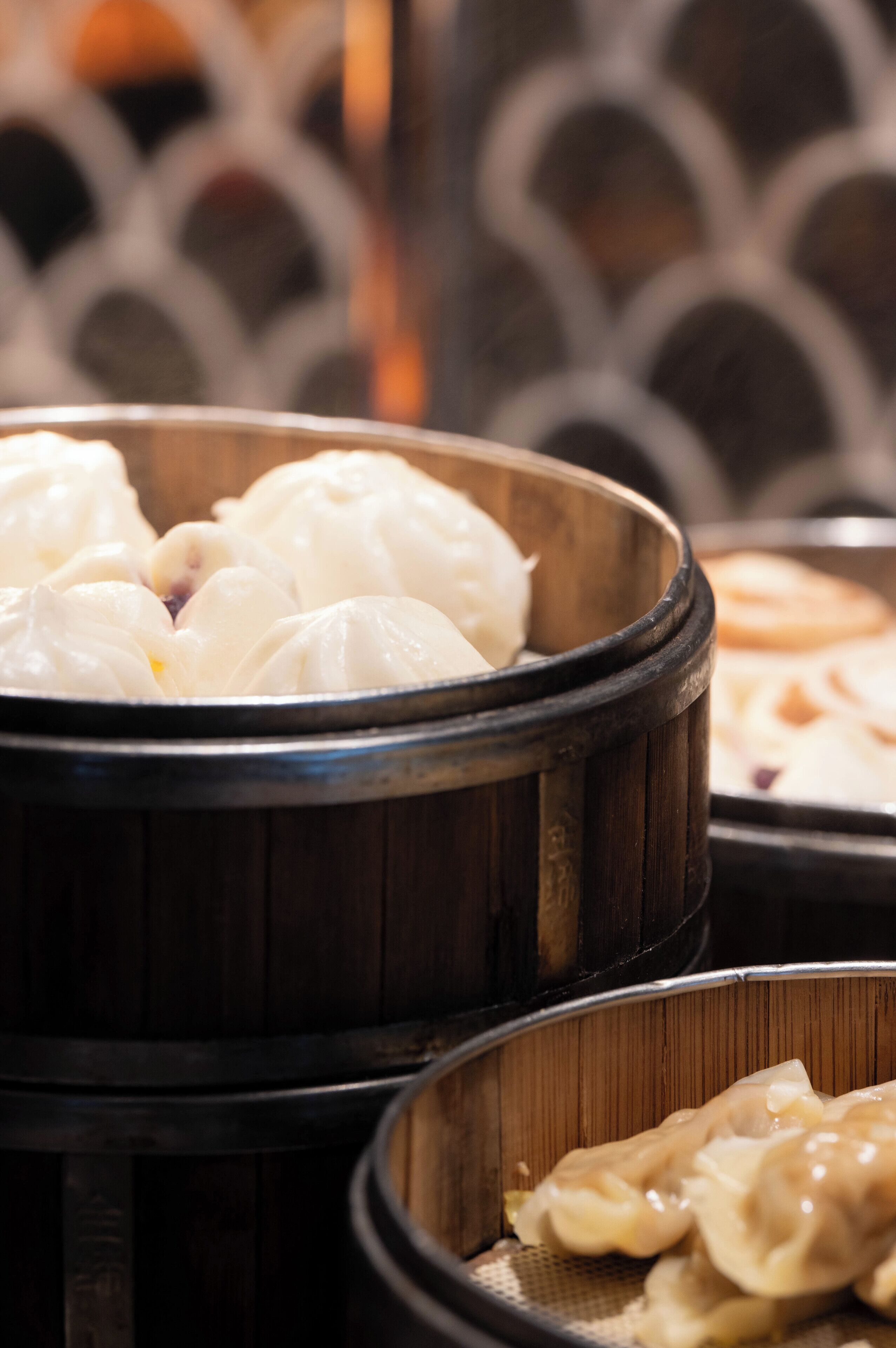 Primer plano de una vaporera llena de dumplings.