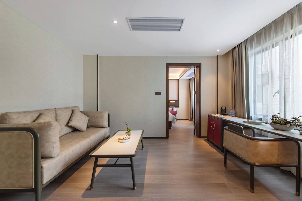 Executive Studio Suite, Non Smoking, Courtyard View | Egyptian cotton sheets, premium bedding, down duvets, pillow-top beds