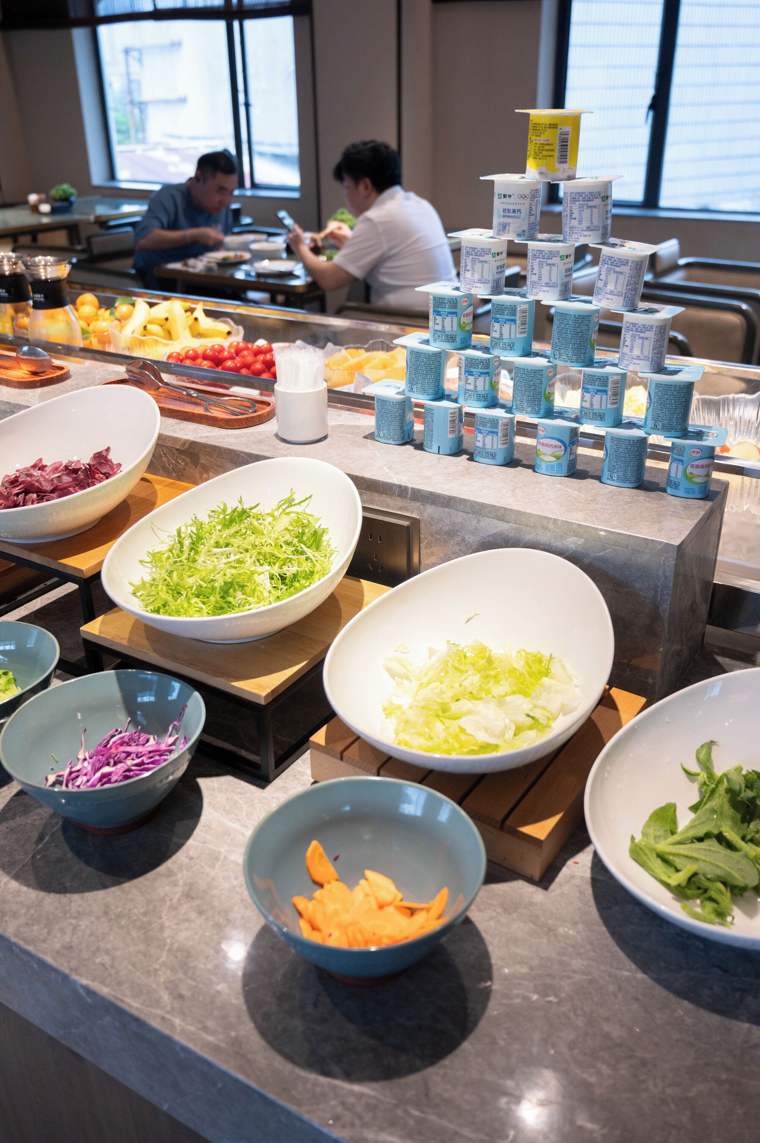 Ein Buffet mit verschiedenen Speisen und Getränken.