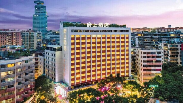 Un hôtel au design moderne, doté d’une entrée imposante et de plusieurs étages.