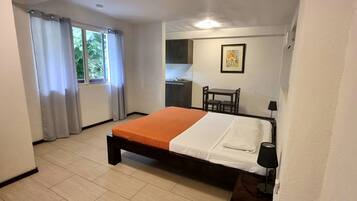 1 dormitorio, escritorio, espacio para trabajar con un portátil