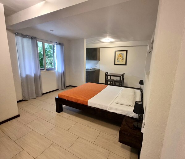 1 bedroom, desk, laptop workspace, free WiFi - Day & Night Accommodations (Daanbantayan)