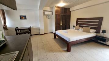 1 bedroom, desk, laptop workspace, free WiFi