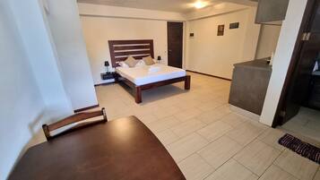 Apartamento, balcón, vistas al jardín | 1 dormitorio, escritorio, espacio para trabajar con un portátil