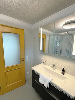 Shower, hair dryer, towels, soap - Villa Paula - Luxury Two Floor Apartment (Garmisch-Partenkirchen)