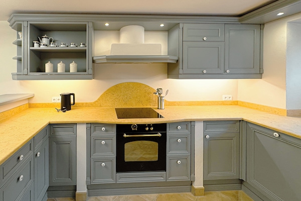 Een koelkast, een oven, een kookplaat, een vaatwasser