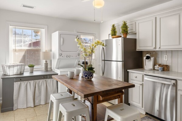 ثلاجة، ميكروويف، فرن، موقد طهي مسطح