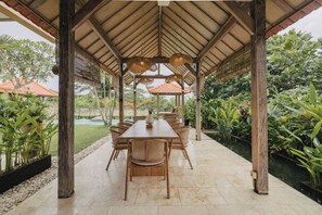 Outdoor dining - Tropical Villa Indah (Ungasan)