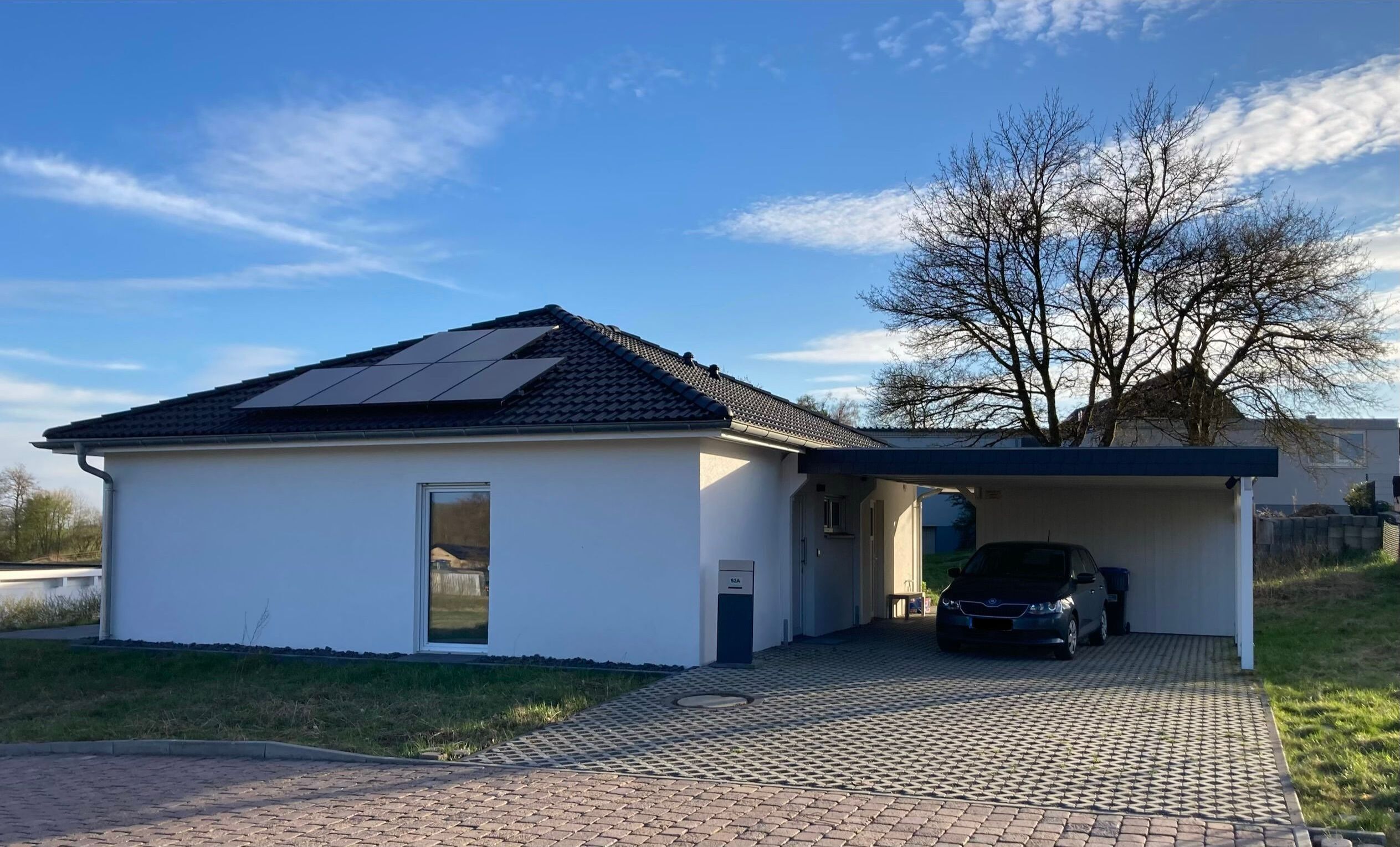 Einfahrt mit Carport