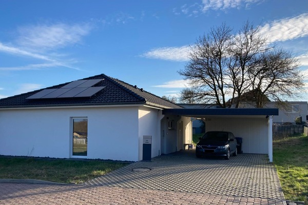 Einfahrt mit Carport