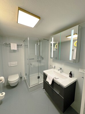 Douche, sèche-cheveux, serviettes fournies, savon