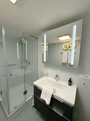 Douche, sèche-cheveux, serviettes fournies, savon