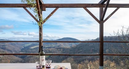 Schönes Ferienhaus mit Whirlpool, W-LAN, TV, Innenhof, Haustiere erlaubt und Panoramablick