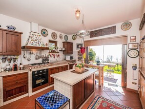 電子レンジ、オーブン、食器洗い機、ハイチェア