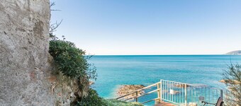 Incantevole appartamento per 4 ospiti con WIFI, A/C, piscina, TV e balcone