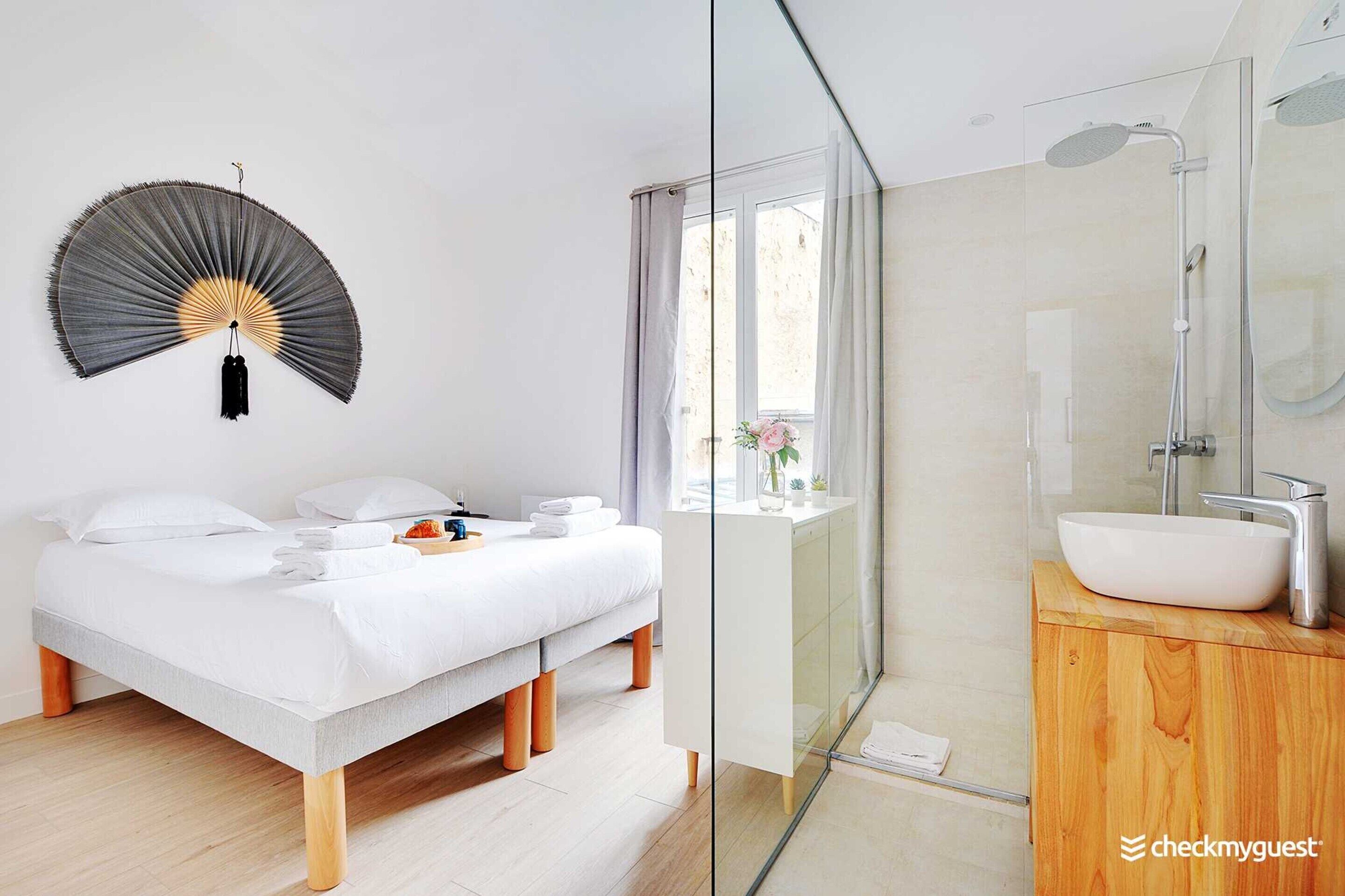 Apartment | Bathroom | Hair dryer, towels, shampoo