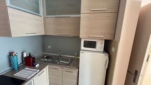 Fridge, microwave