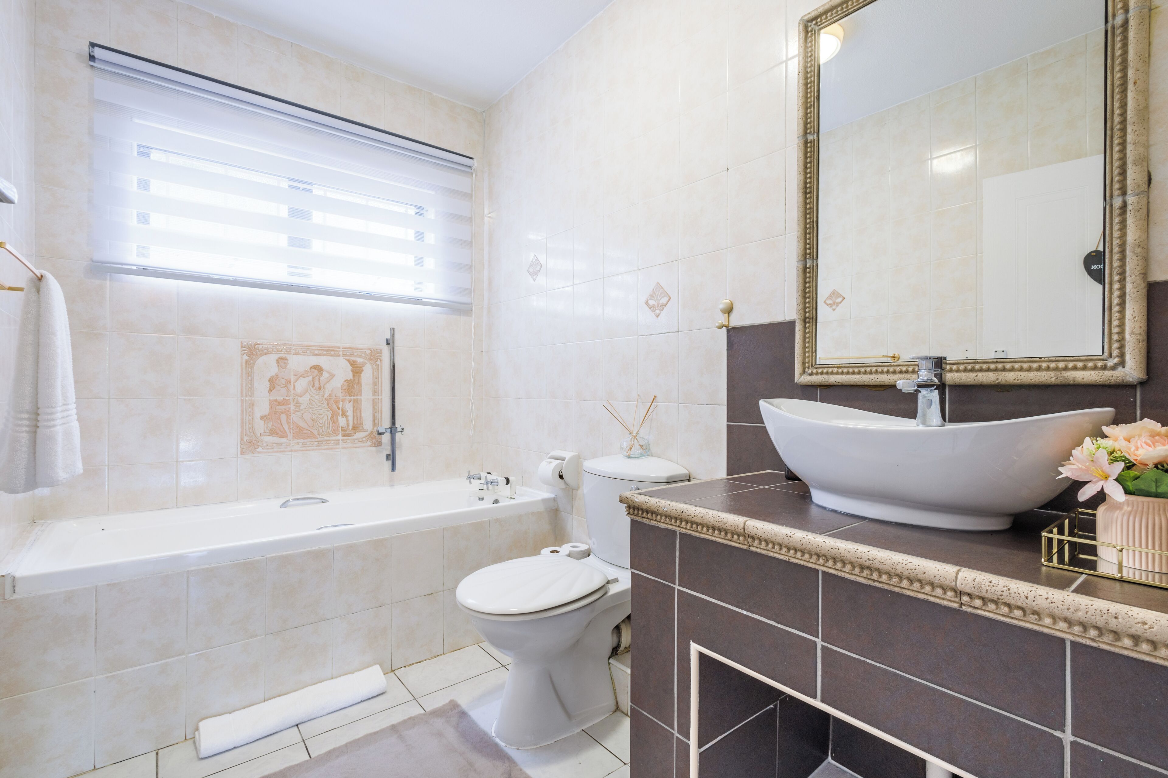 Ein Badezimmer mit Badewanne, Toilette und Waschbecken.
