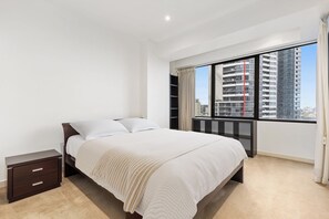 3 bedrooms, iron/ironing board, WiFi, bed sheets - Lux Short Stay 3 Bedrooms with free carpark at Clarendon Tower (Southbank)