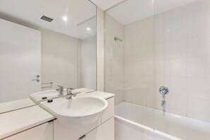 Douche, sĂšche-cheveux, serviettes fournies, savon