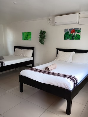 Bureau, espace de travail pour ordinateur portable