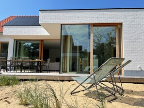 Outdoor dining - Vacation apartment HOY is a completely renovated vacation home for 8p, 950m from the sea (Koksijde)
