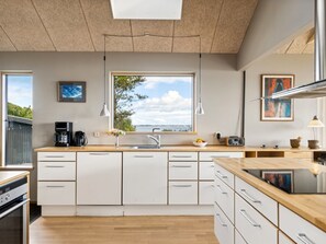 Kylskåp, mikrovågsugn, ugn och diskmaskin