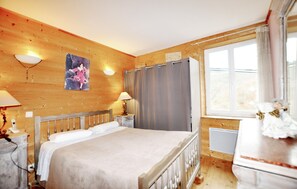 2 bedrooms, travel crib, free WiFi, bed sheets