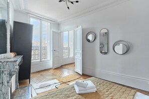 Appartement | Espace de travail pour ordinateur portable, fer et planche à repasser