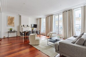 Living area - Sublime 3 Bedroom Flat Palais Royal Bourse (Paris)