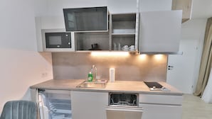 Basic Twin Room, Balcony, Courtyard View | Private kitchen