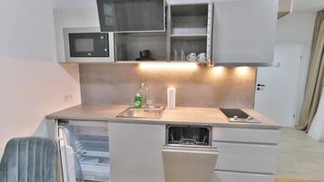 Basic Twin Room, Balcony, Courtyard View | Private kitchen | Fridge, microwave, stovetop, dishwasher